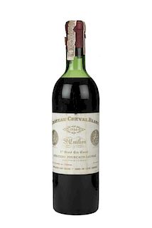Château Cheval Blanc. Cosecha 1966. 1er. Grand Cru Classé. St. Emilion. Nivel: en la punta del hombro.