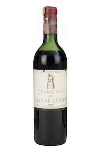 Château Latour. Cosecha 1974. Grand Vin. Premier Grand Cru Classé. Nivel: en el hombro superior.