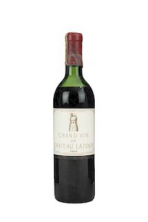 Château Latour. Cosecha 1964. Grand Vin. Premier Grand Cru Classé. Pauillac. Nivel: en el hombro superior.