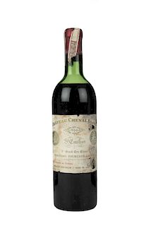 Château Cheval Blanc. Cosecha 1966. 1er. Grand Cru Classé. St. Émilion. Nivel: en la punta del hombro.