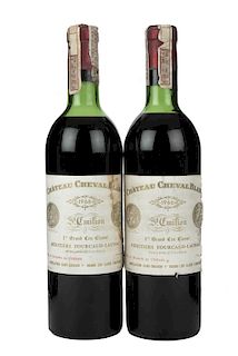 Château Cheval Blanc. Cosecha 1966. 1er. Grand Cru Classé. St. Emilion. Niveles: una en el cuello y una en la punta del hombro. 2 pz.