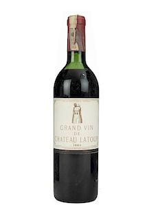Château Latour. Cosecha 1964. Gran Vin. Premier Grand Cru Classé. Pauillac. Nivel: en la punta del hombro.