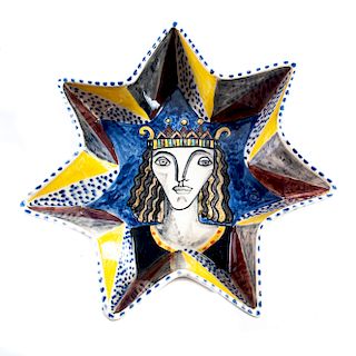 Eric Ledoux (París, Francia, 1946 -) Saint Loui. Elaborado en cerámica policromada. Depósito con diseño de estrella. Firmado.