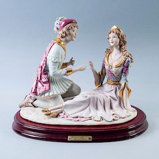 Romeo et Juliette. Italia, siglo XX. Elaborada en porcelana Capodimonte, acabado gres con detalles en esmalte dorado.