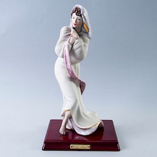 Dama con manto. Italia, siglo XX. En porcelana Capodimonte, acabado gres y brillante. Con esmalte dorado. Diseño de Vittorio Sabadin.