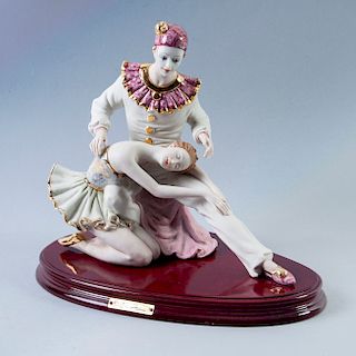 Payaso y bailarina. Italia, siglo XX. En porcelana Capodimonte, gres y brillante. Con esmalte dorado. Diseño de Vittorio Sabadin.