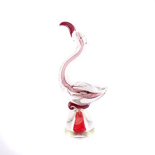 Flamingo. Italia, siglo XX. Elaborado en cristal de Murano. Con detalles geométricos en colores rojo y morado.