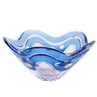 Centro de mesa. Bélgica. Siglo XX. Elaborado en cristal Val Saint Lambert. Diseño orgánico con decoración geométrica en color azul.