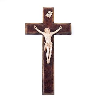 Cristo. Finales del siglo XIX. Talla en marfil con cruz latina de madera y bordes de latón.