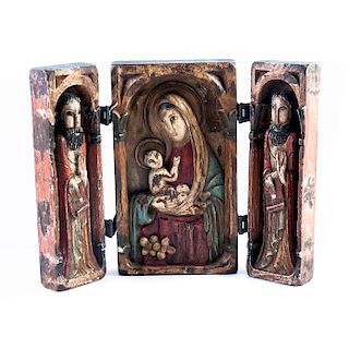 Tríptico. Ca. 1900. Virgen y el Niño. Elaborado en madera policromada con visagras metálicas. 38.5 x 48 cm.