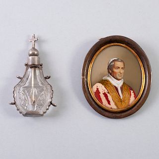 Medallón camafeo y botella para los santos óleos. Italia, finales del siglo XIX. Medallón con estamapa de Pío IX. Piezas: 2