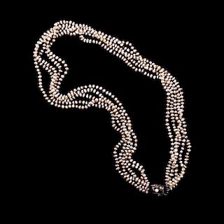 Collar de cinco hilos de perlas cultivadas broche en plata. Medidas de las perlas 2.5 -3.0 aprox c/u. Peso: 26.2 g.