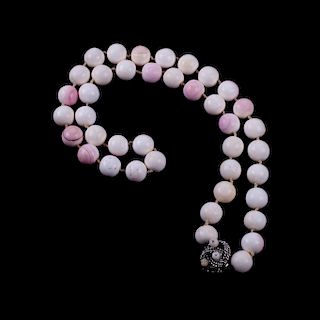 Collar de coral con broche en metal. 40 Esferas de coral color blanco rosa, 3 simulantes en el broche. Medidas: 13.0 mm aprox.