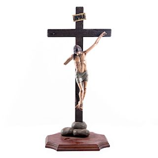 Cristo en la cruz. México, siglo XX. Talla en madera policromada en cruz latina. 60 x 28 cm