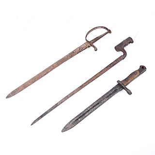 Lote bayonetas. México, principios del siglo XX. Elaboradas en forja de hierro y acero. Piezas: 3