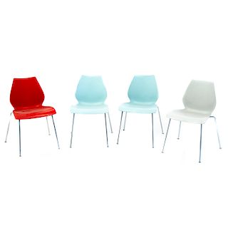Vico Magistretti. Juego de sillas Maui para Kartell. Estructura de acero cromado con asientos de polipropileno multicolor. Piezas: 4