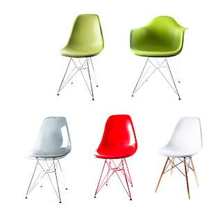 A la manera de Charles y Ray Eames. Juego de sillas y sillón tipo DSR. Estructura de metal cromado. Asientos multicolores. Piezas: 5