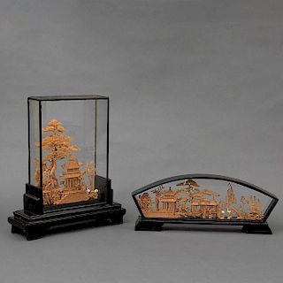Lote de 2 paisajes orientales. China. Siglo XX. Elaborados en corcho. Con base de madera tallada y caja de cristal. Marca San You.