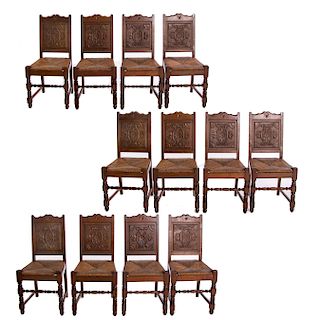 Lote de 12 sillas. Francia. Siglo XX. En talla de madera de roble. Con respaldo cerrado, asientos de palma tejida, fustes.