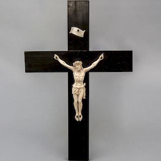 Crucifijo. Siglo XX. En talla de marfil. Con cruz de madera y cartela con inscripción "INRI".