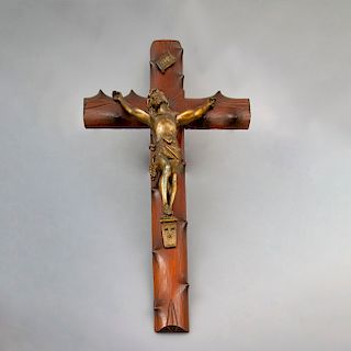 Crucifijo. Siglo XX. Elaborado en antimonio. Con cruz de madera.