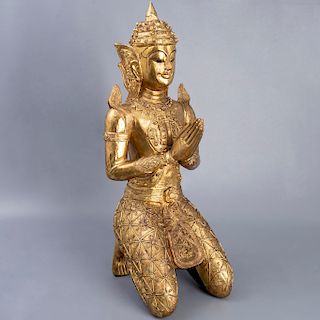 Príncipe Siddharta Gautama (Buda). Tailandia. Siglo XX. En talla de madera dorada. Ataviado con traje de la realeza.