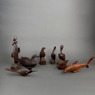 Lote de 8 figuras decorativas. Siglo XX. En talla de  madera de palo fierro. Consta de: ballena, pájaro carpintero y 2 águilas.