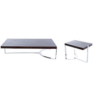 Mesa de centro y mesa auxiliar. Siglo XX. Elaboradas en metal y madera. Cubiertas rectangulares y chambranas en metal.