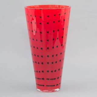 Jarrón. Siglo XX. Elaborado en cristal de murano. Decorado con elementos irregulares en color negro sobre color rojo.