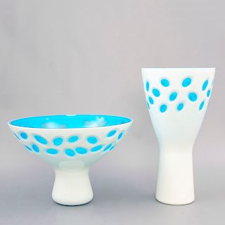 Frutero y florero. Siglo XX. Elaborados en cristal tipo overlay. Colores blanco y azul.