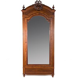 Armario. Siglo XX. Estilo Enrique II. En talla de madera de nogal. Puerta con espejo biselado, cajón, tirador de metal.