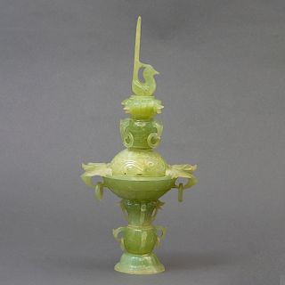 Incensario. Origen oriental. Siglo XX. En talla de jadeita. Decorada con dragones y elementos zoomorfos y orgánicos.