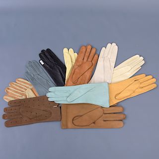Lote de 34 guantes. Italia. Siglo XX. Elaborados en piel. Cada diseño es único. Diferentes tallas, colores, géneros y decoraciones.