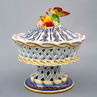 Dulcero. Francia. Siglo XX. Elaborado en porcelana Sevres. Diseño calado. Decorado con esmalte dorado, elementos frutales.