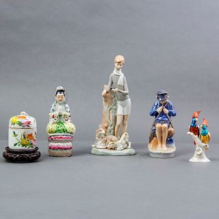 Lote de 5 figuras decorativas.SXX. Elaboradas en porcelana europea y oriental. Una con base de madera. Consta de: aves en rama, otros.