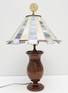 VINTAGE WOOD LAMP W STAINED GLASS