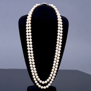 Collar de dos hilos. Elaborado con perlas sintŽticas. Broche en plata con simulante. Peso: 221.5 g.