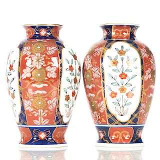 Par de jarrones. Jap—n. Siglo XX. Elaborados en porcelana Imari. Decorados con elementos florales y fitomorfos.