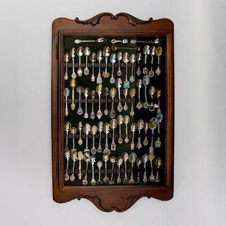 Colecci—n de 60 cucharas. Siglo XX. Elaboradas en diferentes materiales. Con vitrina.