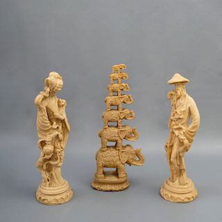 Lote de 3 figuras decorativas. Siglo XX. Elaboradas en pasta. Consta de: Elefantes en torre y par de personajes orientales.