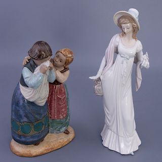 Lote de 2 figuras decorativas. Espa–a. Siglo XX. Elaboradas en porcelana Lladr—. Una acabado gres y otra brillante.