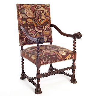 Sill—n. Francia. Siglo XX. En talla de madera de roble. Con tapiz de tela decorado con elementos florales y zoomorfos.