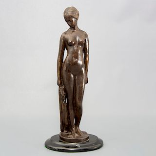 Desnudo femenino. Siglo XX. Elaborado en bronce patinado. Con base de m‡rmol negro.