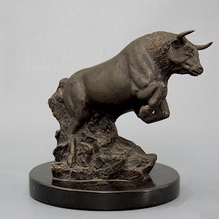 Jorge Coste. "Toro". Elaborado en bronce patinado. Con base de m‡rmol negro.