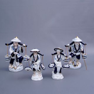 Lote de 4 pescadores. Indonesia. Siglo XX. Elaborados en porcelana. Con esmalte dorado y detalles en azul cobalto. Acabado brillante.