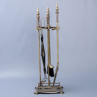 Accesorios para chimenea. Siglo XX. Elaborados en bronce. Consta de: pala, cepillo, atizador, tenaza y soporte.