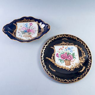 Platón y bandeja. Francia, siglo XX. En porcelana Limoges, color azul cobalto con esmalte dorado. Con motivos florales. Piezas: 2