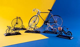 Colección de bicicletas miniatura. Siglo XX. En metal, caucho y resina. Diferentes diseños. Escala: 1 / 6 (mayor). Piezas: 16