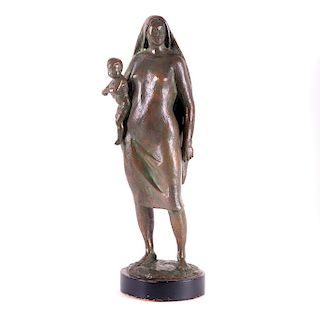 Maternidad. Siglo XX. Fundición en bronce, con base de madera. Firmada J. Barrera. Detalles de conservación. 47 cm de altura.