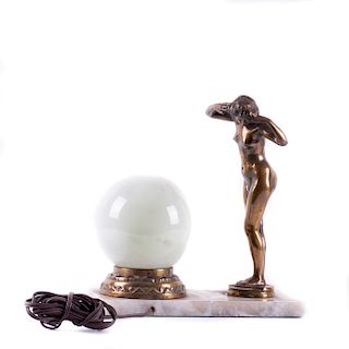 Lámpara de mesa. Siglo XX. Estilo Art Decó. Elaborada en antimonio dorado y base de mármol veteado. Electrificada para una luz.
